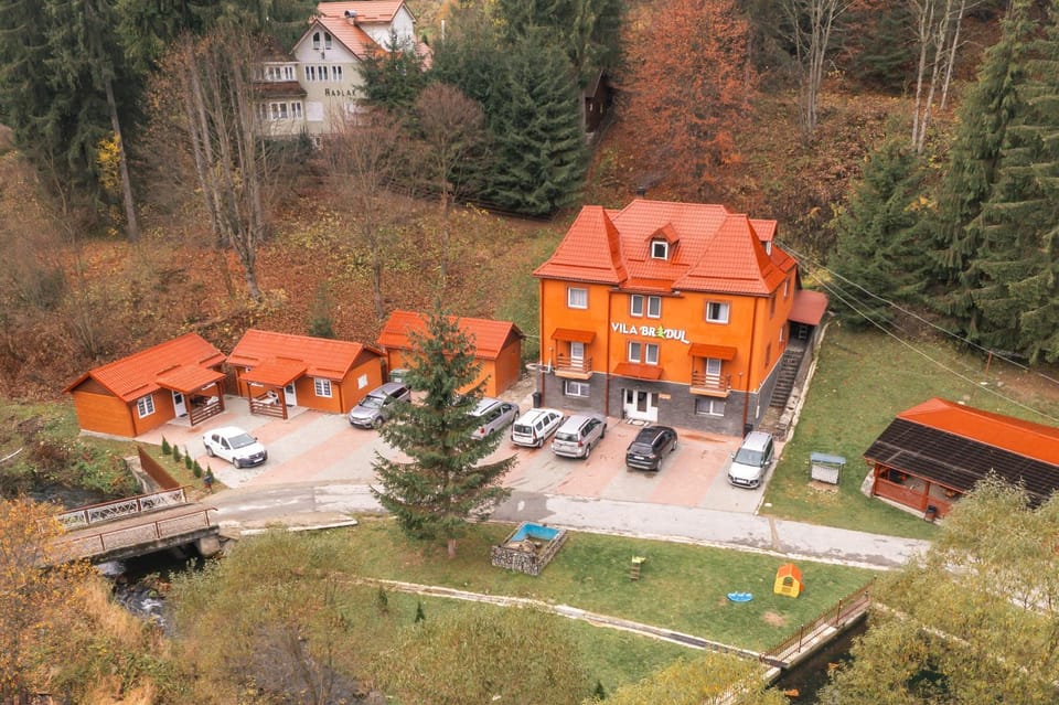 Property building, Restaurant/places to eat, Natural landscape, Bird's eye view, Breakfast, Parking