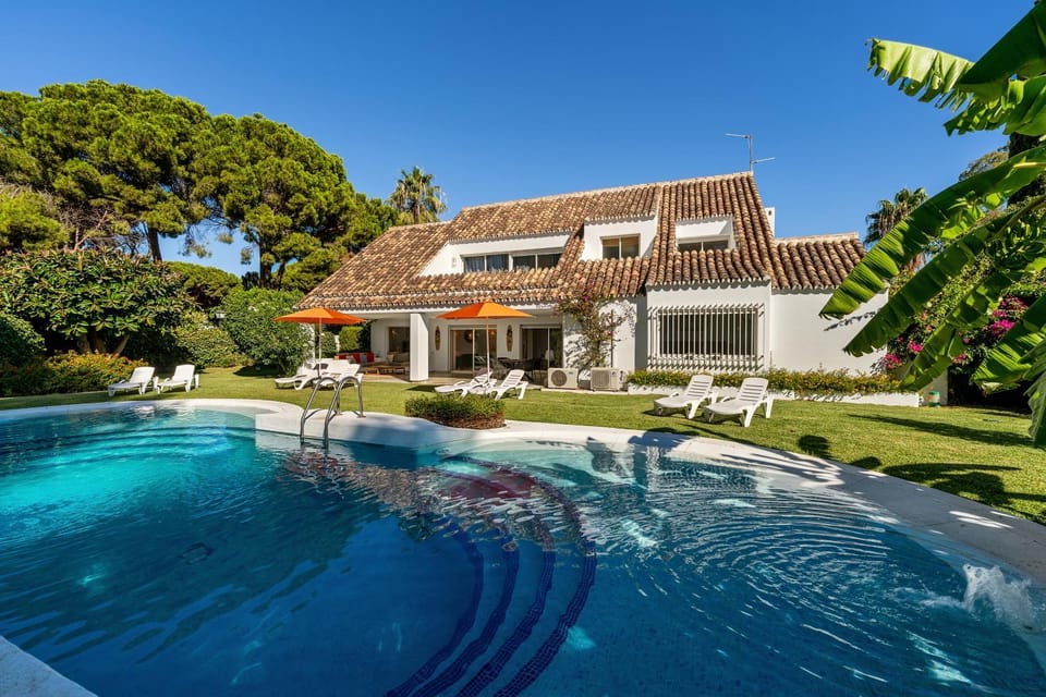 Property building, Garden, Garden view, Pool view, Swimming pool, sunbed