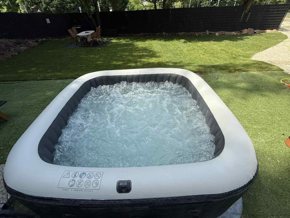 Hot Tub, Hot Tub