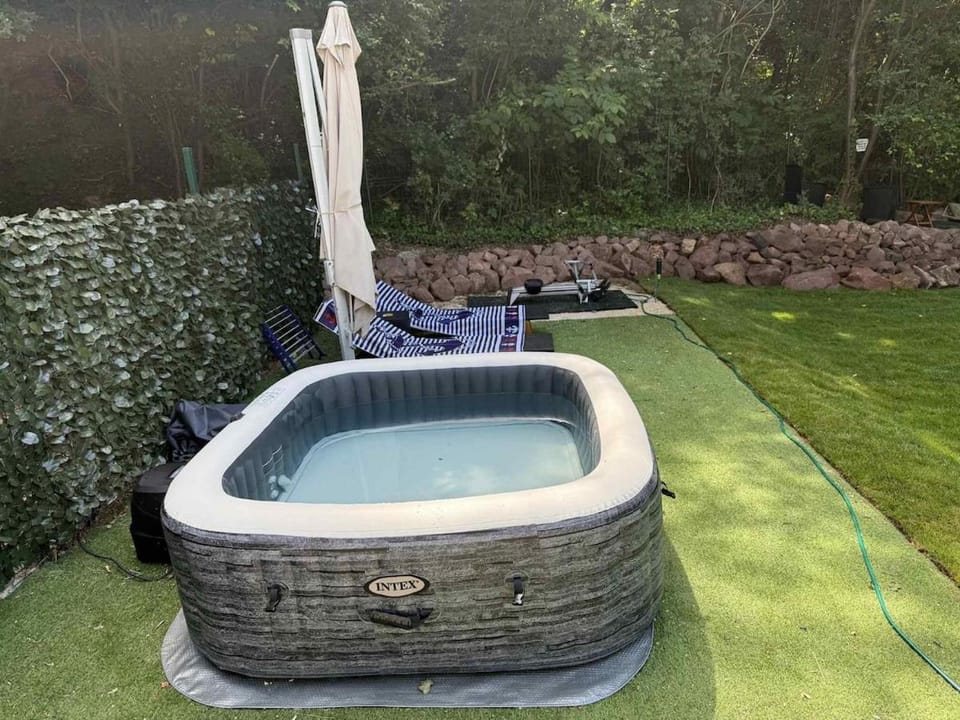 Garden, Garden, Hot Tub, Hot Tub