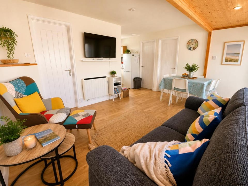 Beach Cottage 43, A stone's throw from the sea Chalet in Westward Ho