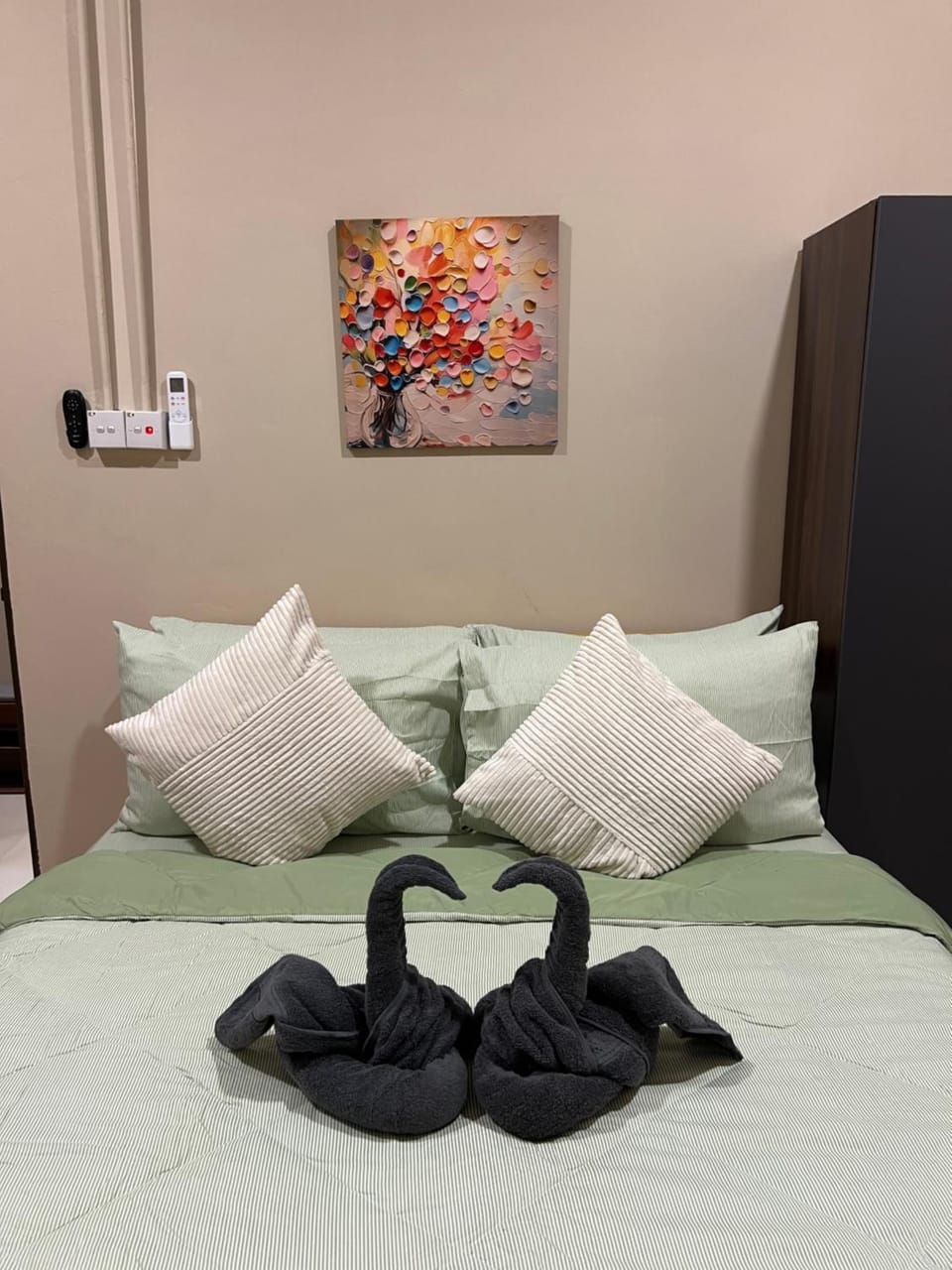 Bed, Photo of the whole room, Bedroom, towels