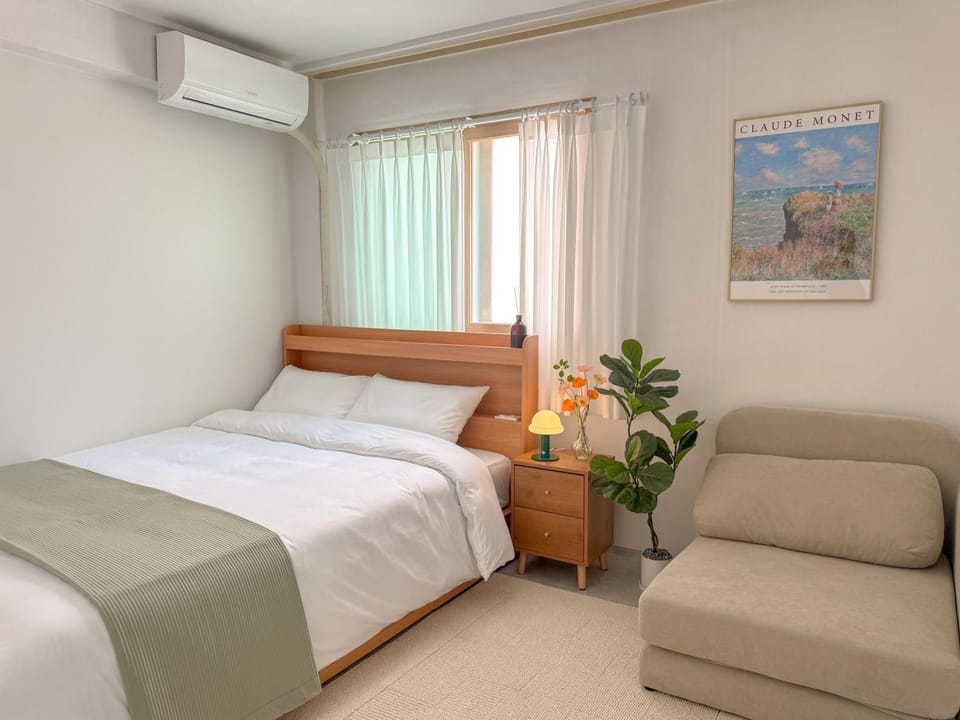 Bed, air conditioner