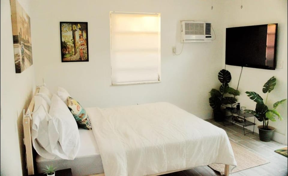The Havana Nights Guesthouse - Private Stay with Free Parking in the Heart of Miami Apartment in Miami
