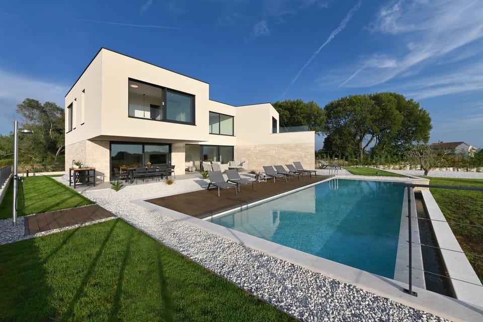 Property building, Day, Natural landscape, Garden, Swimming pool, sunbed