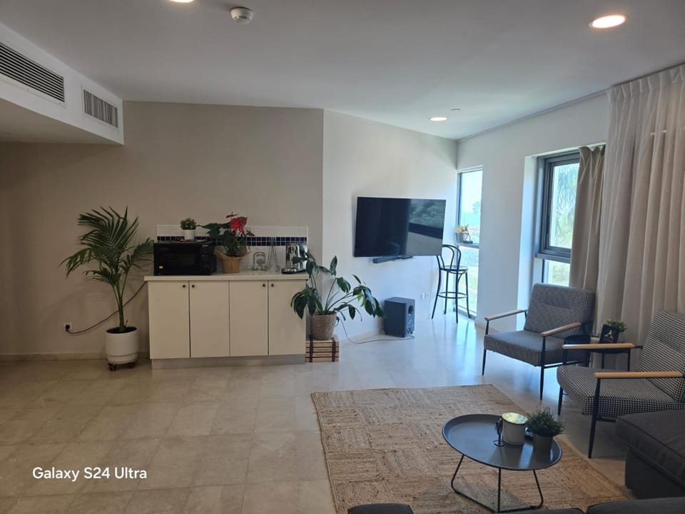 TV and multimedia, Living room, Seating area, Evening entertainment