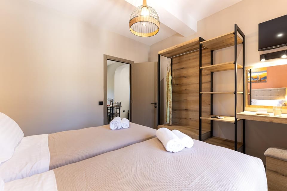 Bed, TV and multimedia, Photo of the whole room, Bedroom, wardrobe