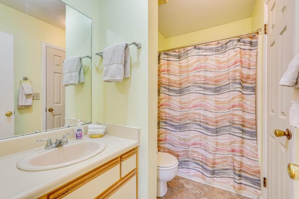 Cozy 2-bedroom townhouse with 11 pools House in Panama City Beach