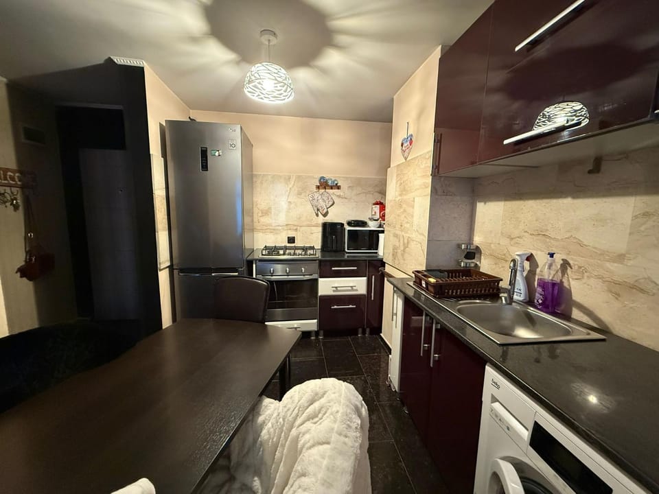 Kitchen or kitchenette, Dining area, oven, pet friendly, stove, washing machine, dryer