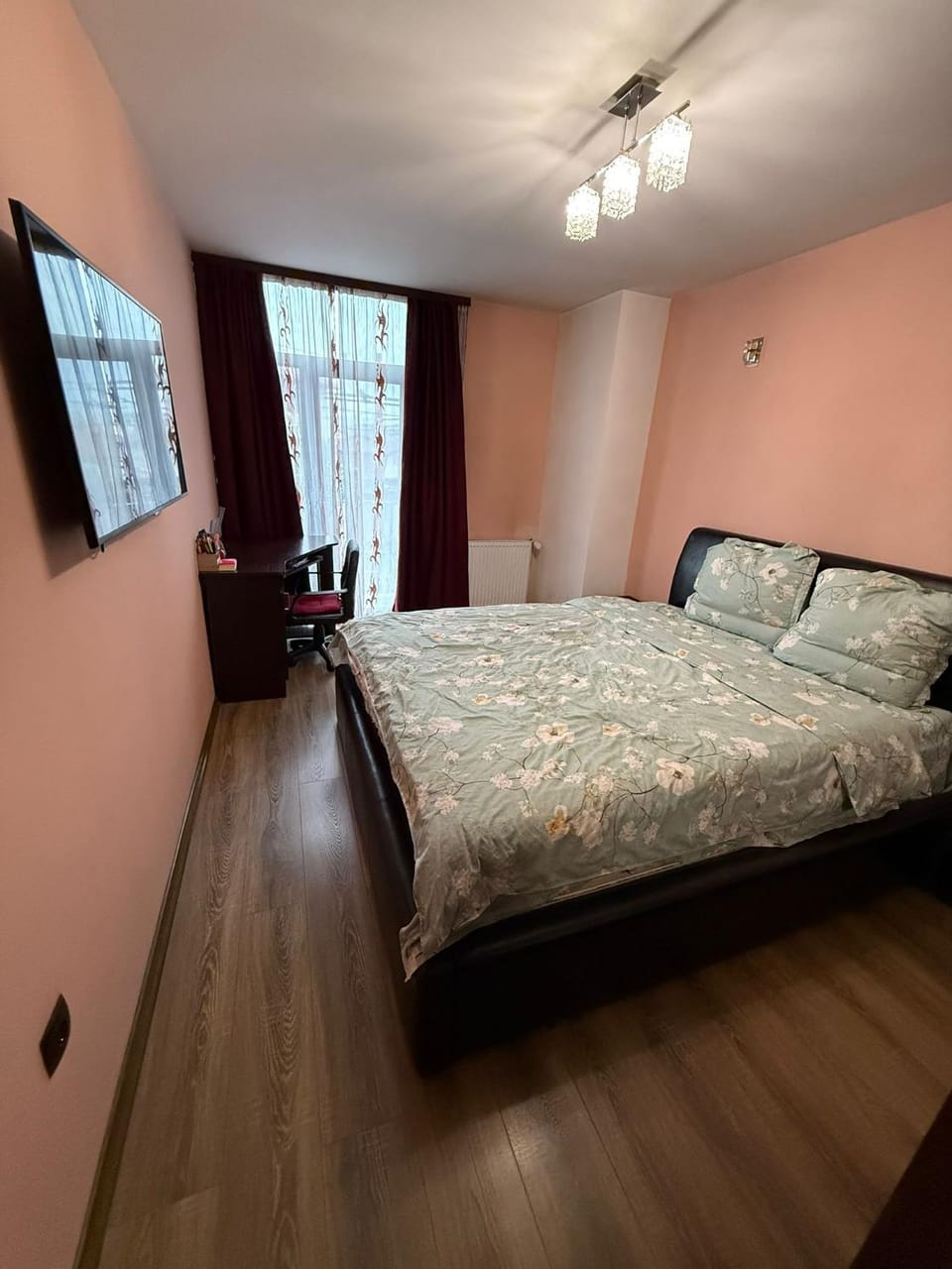 Bed, TV and multimedia, Photo of the whole room, Bedroom
