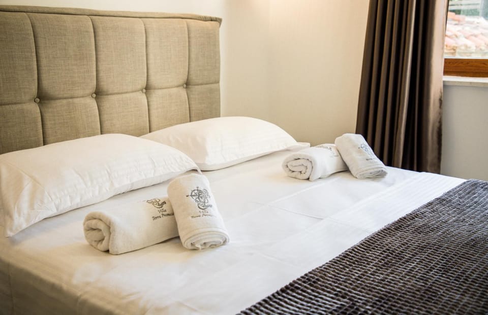 Bed, Bedroom, towels