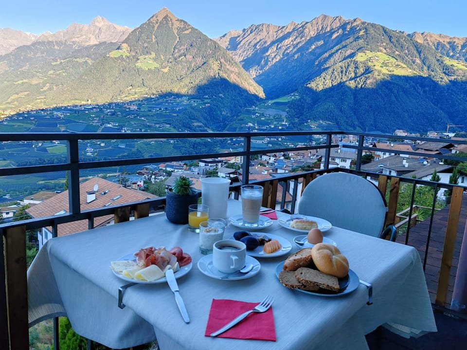 Restaurant/places to eat, View (from property/room), Food, City view, Landmark view, Mountain view, Breakfast, Buffet breakfast