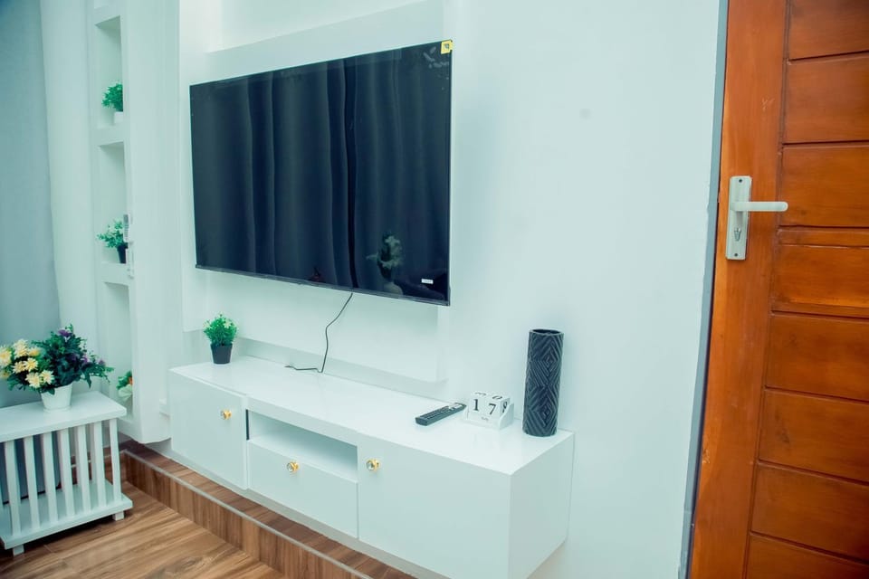 Communal lounge/ TV room, Steam room, TV and multimedia, internet