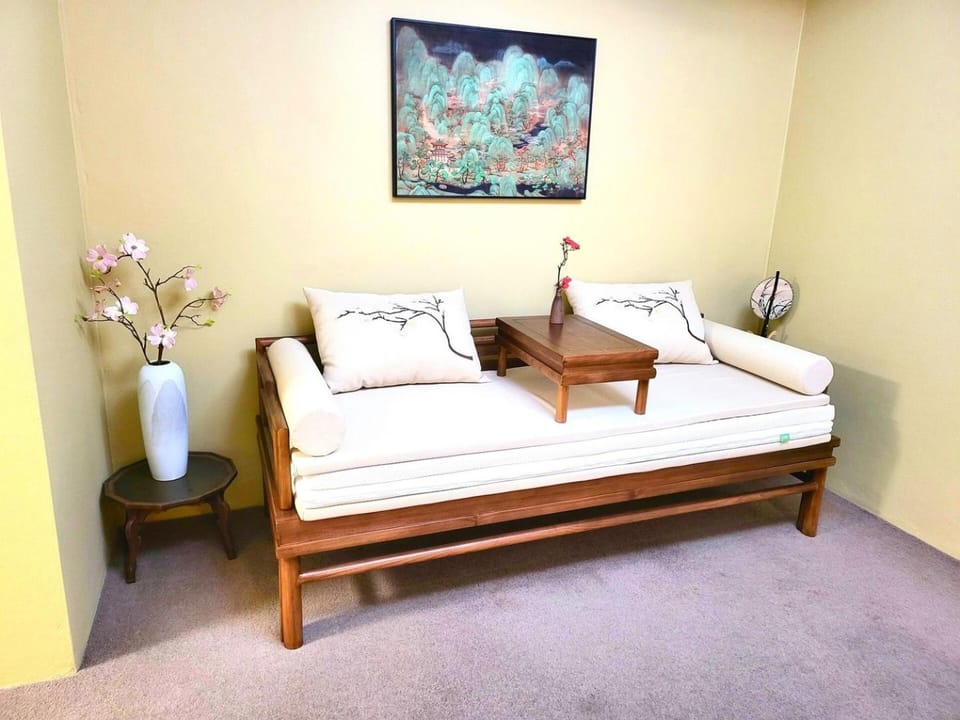 The Woodtopia Studio | CBD | Gym | Pool Apartment in Surry Hills
