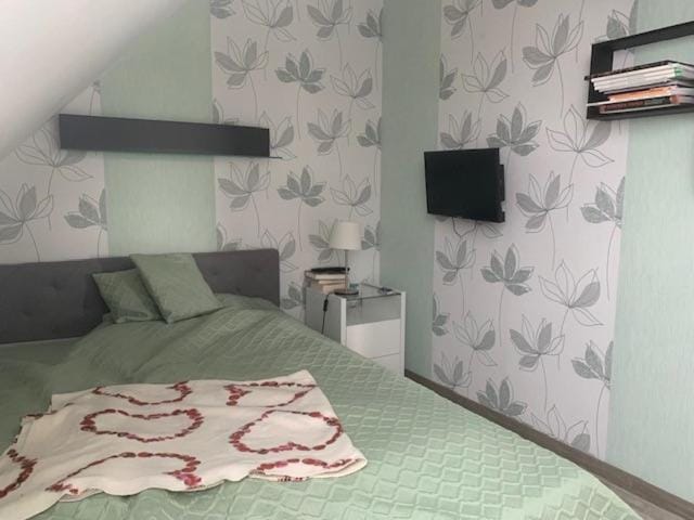 TV and multimedia, Photo of the whole room, Bedroom