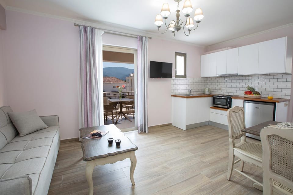 TV and multimedia, Balcony/Terrace, Kitchen or kitchenette, Living room, Seating area, Dining area, oven, stove