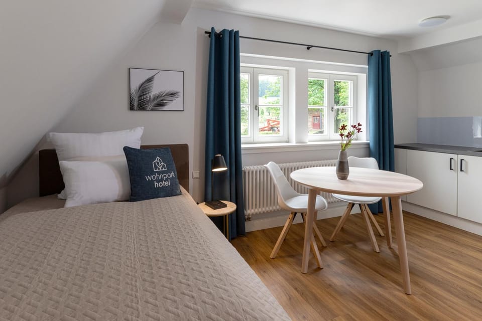 Kitchen or kitchenette, Seating area, Bedroom, kitchen
