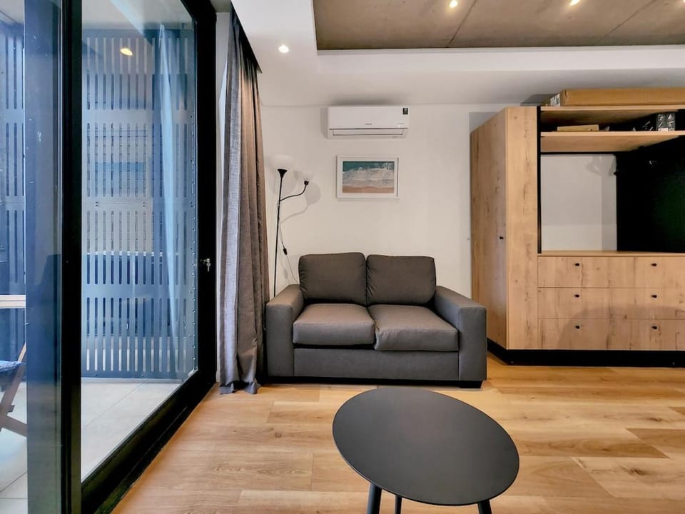 TV and multimedia, Living room, Seating area, air conditioner