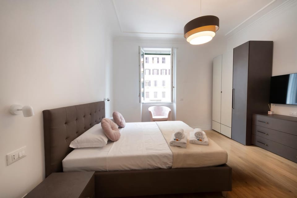 Bed, TV and multimedia, Photo of the whole room, Bedroom