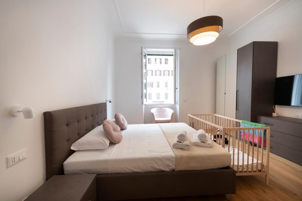 Property building, Bed, TV and multimedia, Photo of the whole room, Bedroom, cot, towels