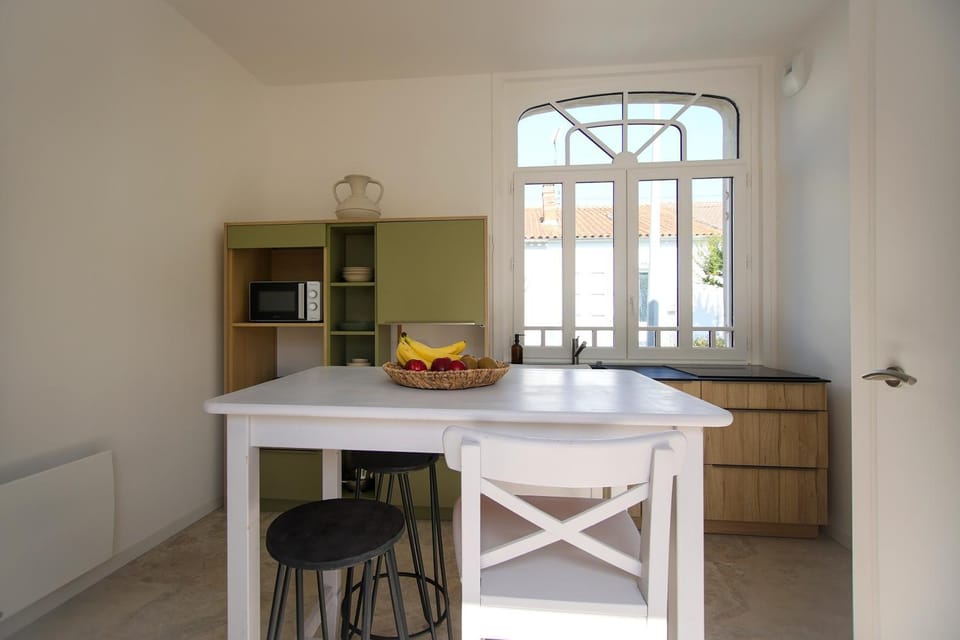 Kitchen or kitchenette, Dining area, stove