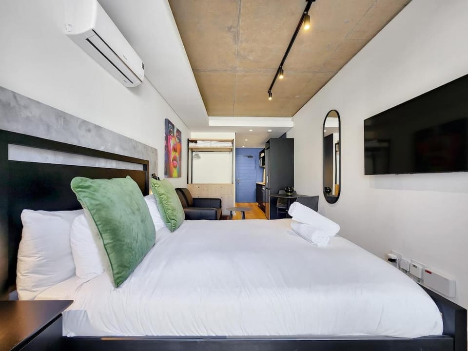 Bed, TV and multimedia, Living room, Photo of the whole room, Bedroom, air conditioner