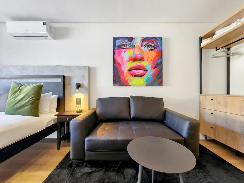 Bed, Living room, Photo of the whole room, Seating area, Bedroom, air conditioner