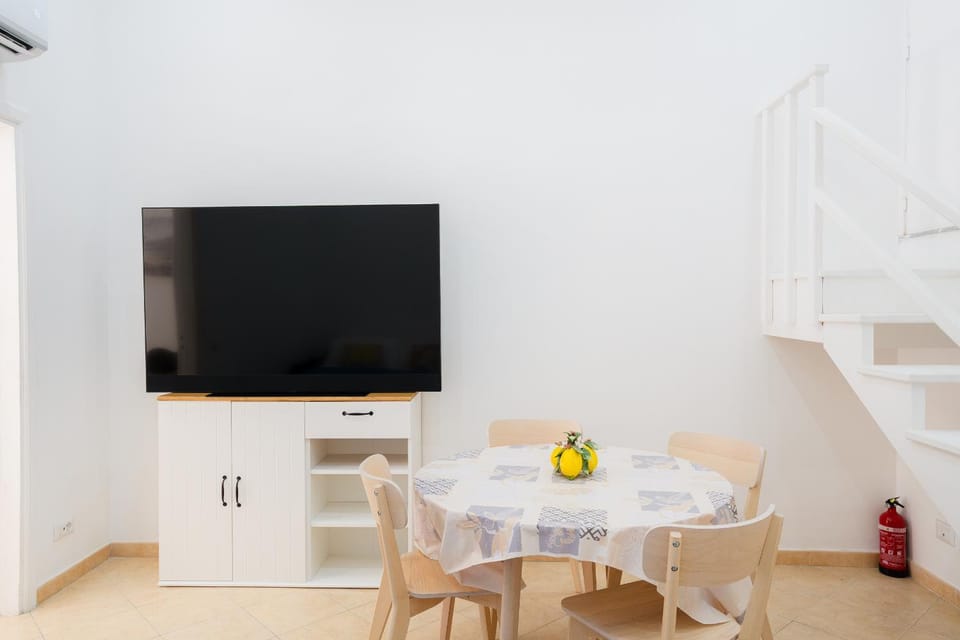 TV and multimedia, Living room, Seating area, Dining area