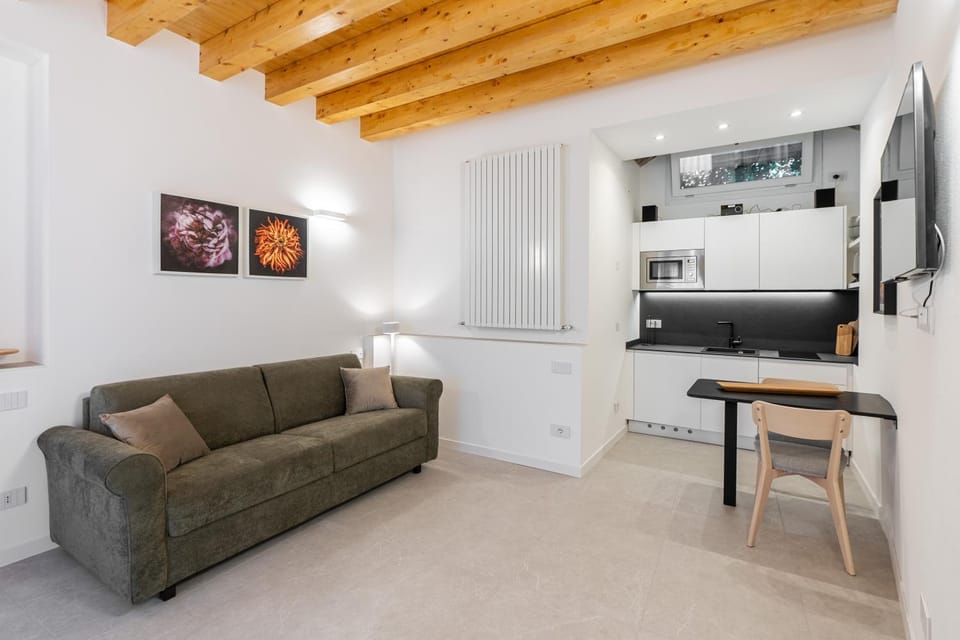 TV and multimedia, Kitchen or kitchenette, Living room, Seating area, Dining area