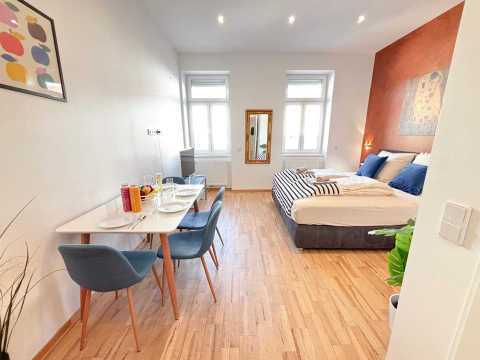 Bed, Living room, Photo of the whole room, Seating area, Dining area, Bedroom