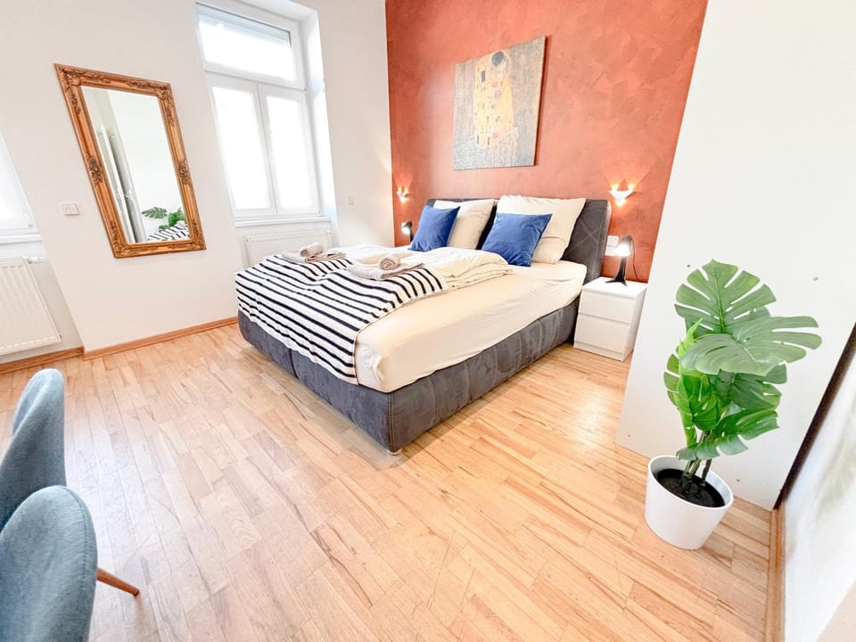 Bed, Photo of the whole room, Seating area, Bedroom