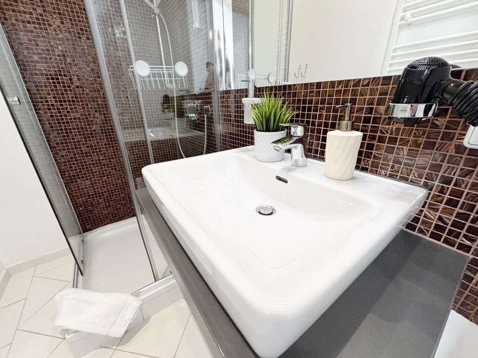 Shower, Toilet, Bathroom, towels