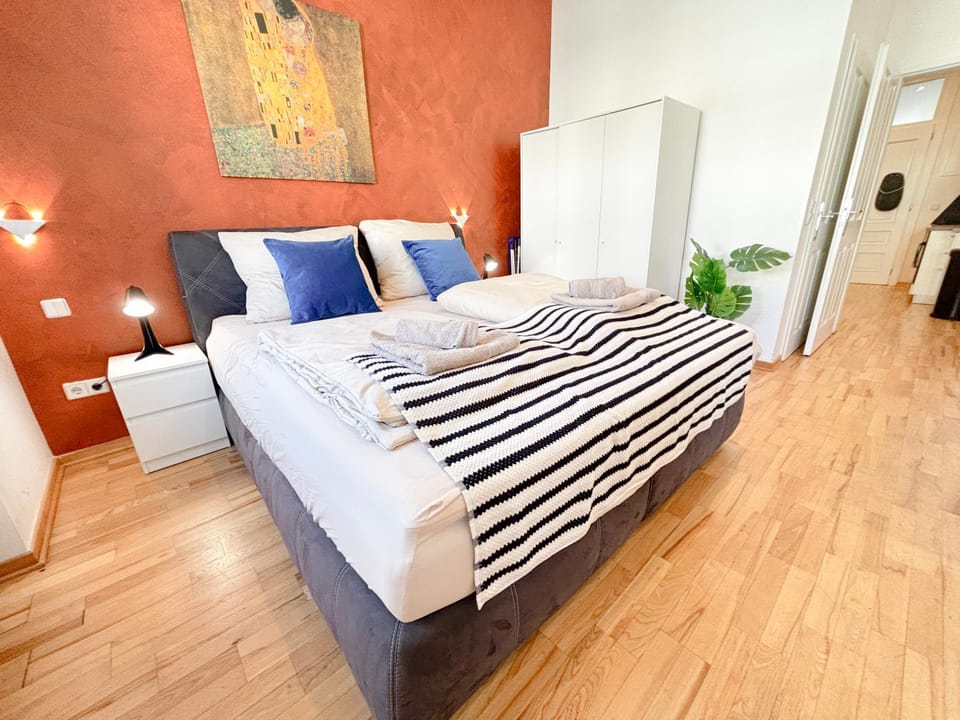 Photo of the whole room, Bedroom, towels