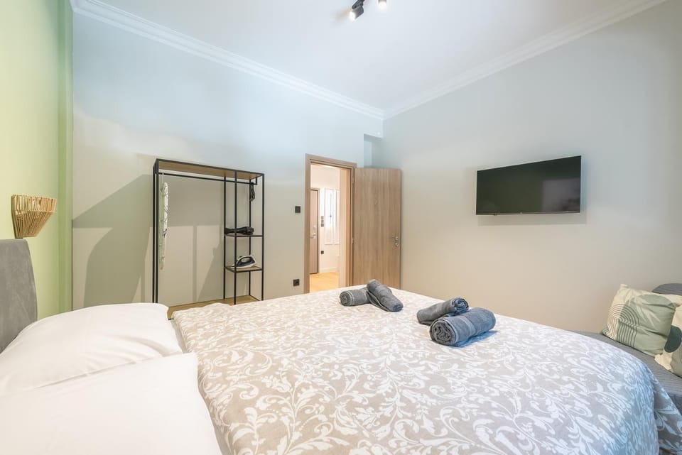 Bed, TV and multimedia, Photo of the whole room, Bedroom, towels, wardrobe