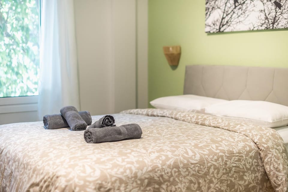 Bed, Photo of the whole room, Bedroom, towels
