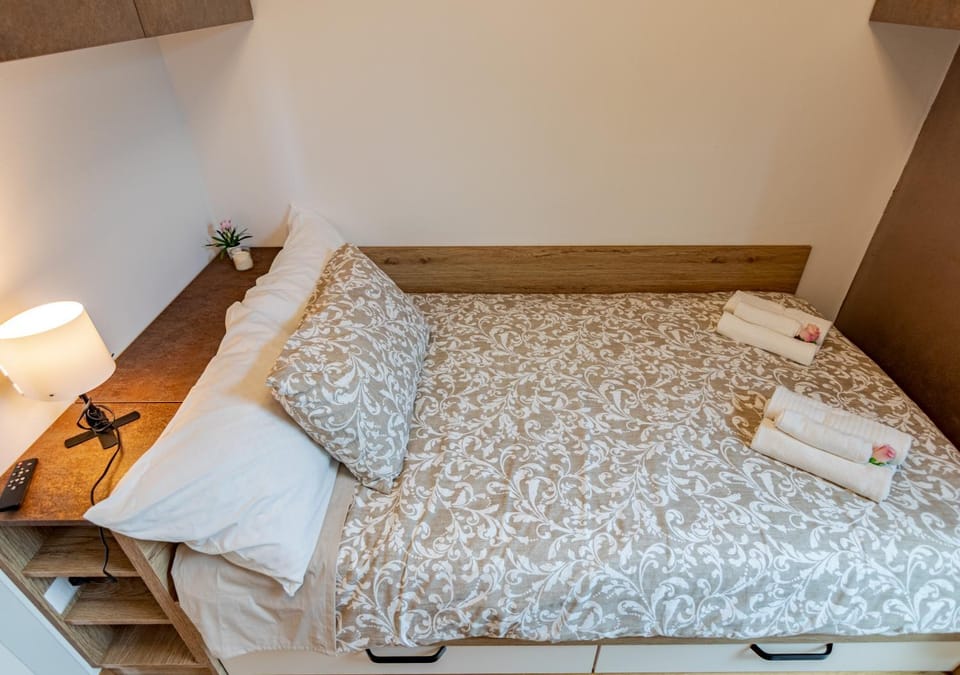 Bed, Photo of the whole room, Bedroom, towels