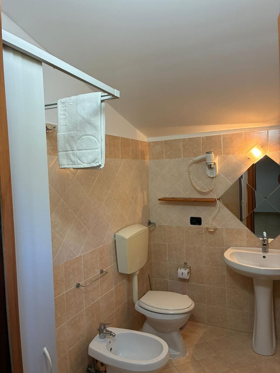 Toilet, Bathroom, bidet, towels