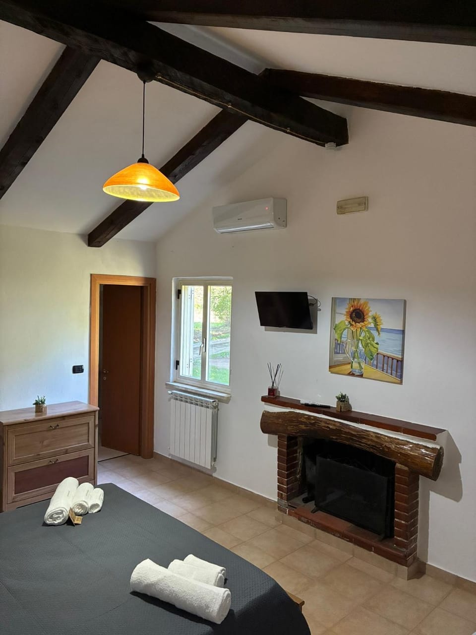 Bedroom, fireplace
