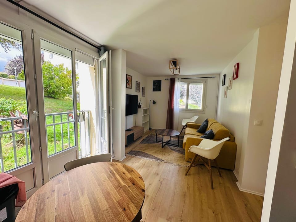 Communal lounge/ TV room, Garden, Balcony/Terrace, Seating area, Garden view