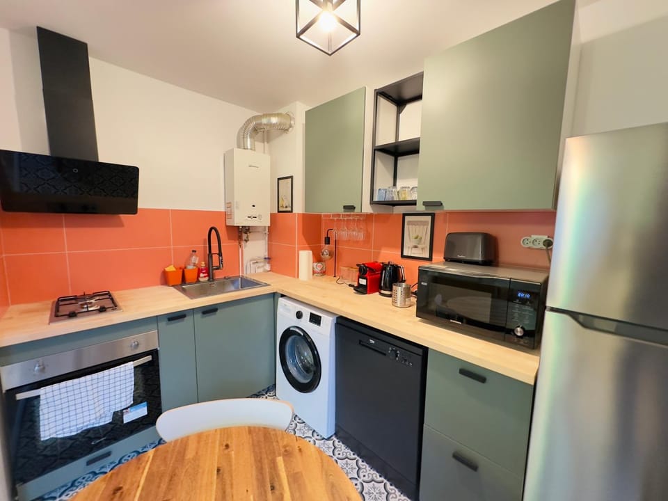 Kitchen or kitchenette, dishwasher, oven, toaster