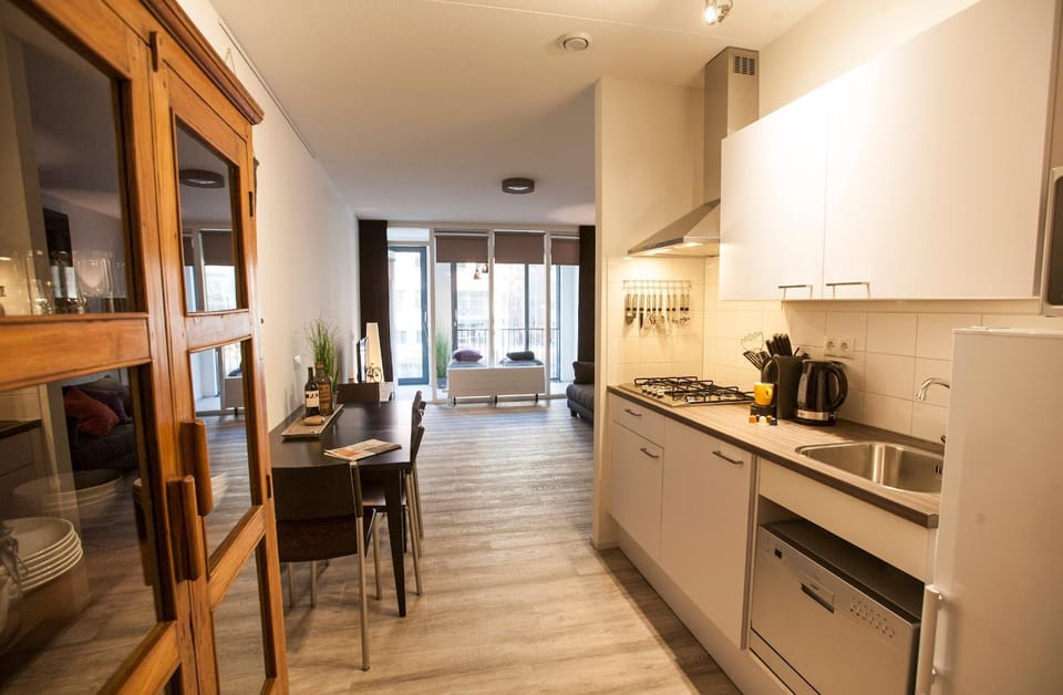 Kitchen or kitchenette, Dining area