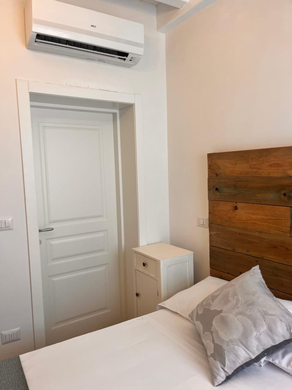 Bed, Photo of the whole room, Bedroom, wardrobe, air conditioner