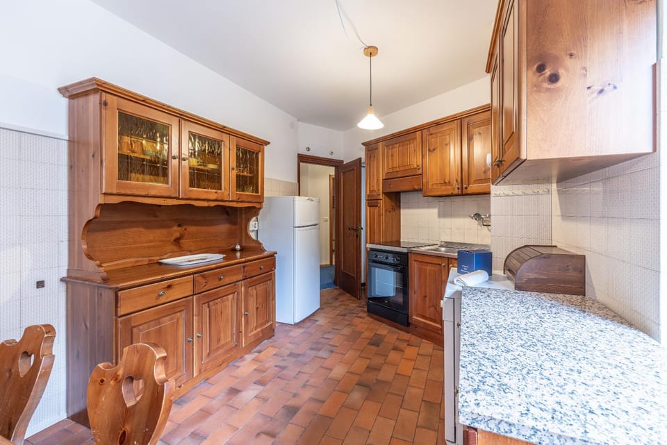 Kitchen or kitchenette, Dining area, oven, stove