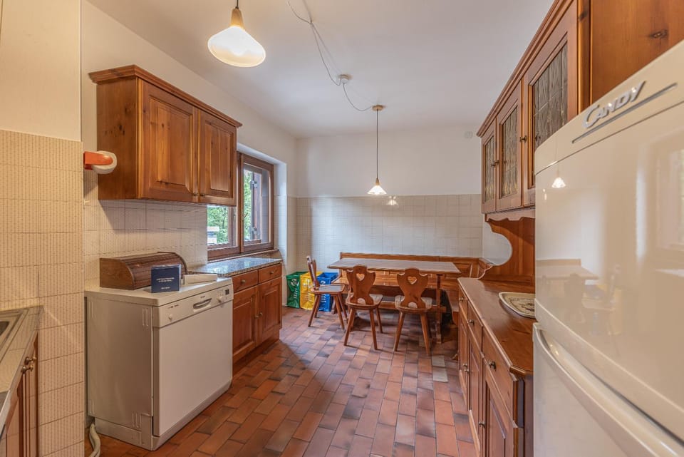 Kitchen or kitchenette, Dining area, dishwasher