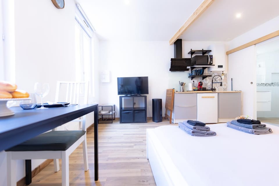 Bed, TV and multimedia, Coffee/tea facilities, Kitchen or kitchenette, Living room, Photo of the whole room, Seating area, Dining area, Bedroom, minibar, oven