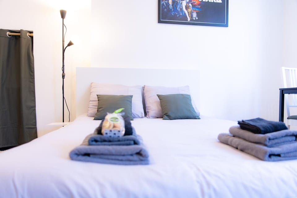 Bed, Photo of the whole room, Bedroom, towels