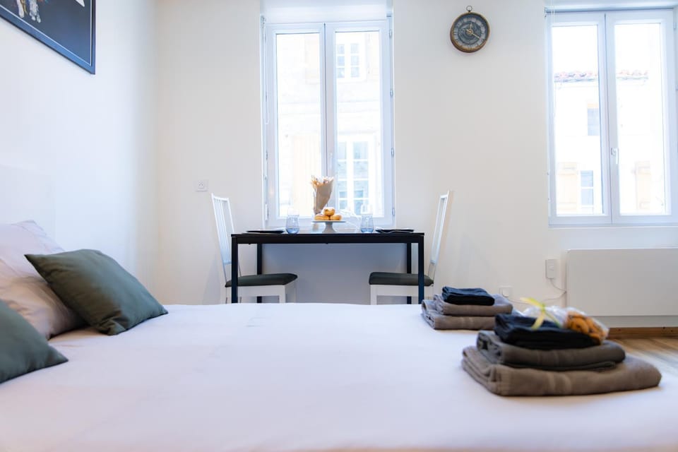 Bed, Food and drinks, Photo of the whole room, Bedroom, Food, Drinks, towels