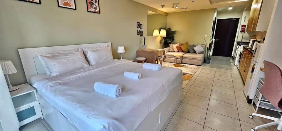 Higuests - Close to METRO Charming Studio with Lake Views Apartment in Dubai