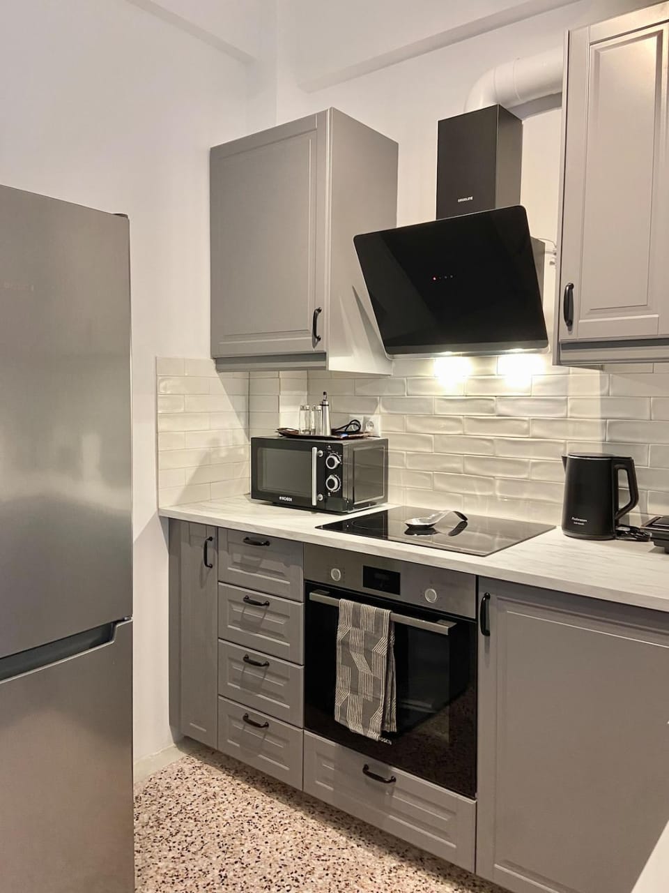 Kitchen or kitchenette, dishwasher, oven, toaster