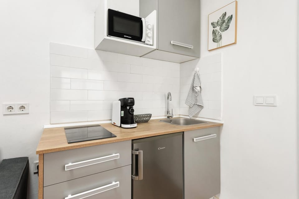 Coffee/tea facilities, Kitchen or kitchenette, stove